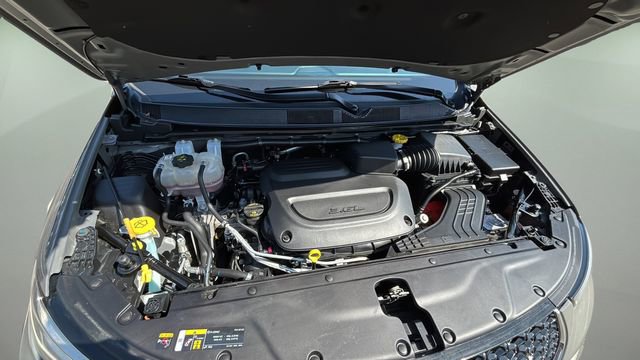 Used 2025 Chrysler Pacifica Select image 32