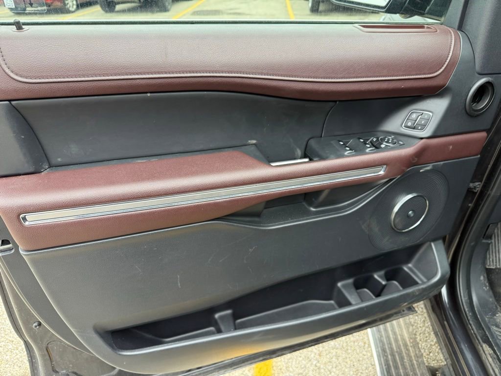 Used 2024 Ford Expedition Limited image 3