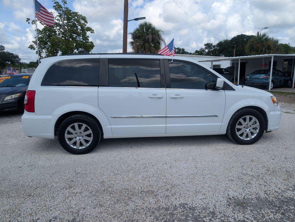 Used 2014 Chrysler Town & Country Touring FWD image 8