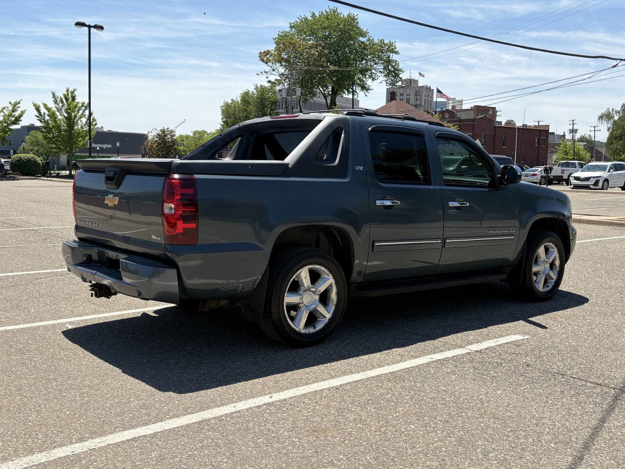 Used 2011 Chevrolet Avalanche LT w/ Luxury Package AWD/4WD image 11