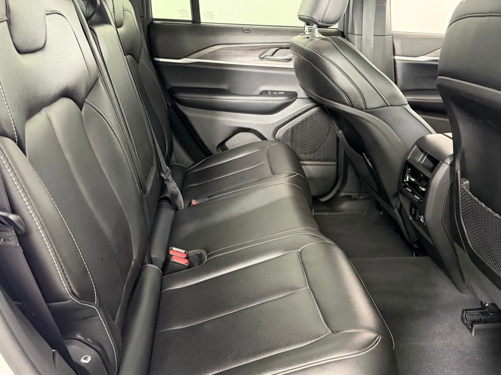 Used 2024 Jeep Grand Cherokee Limited w/ Luxury Tech Group II image 31