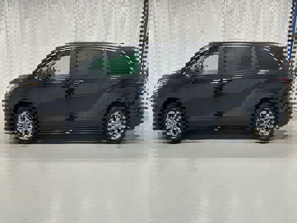 Used 2025 Toyota Sienna XLE image 4