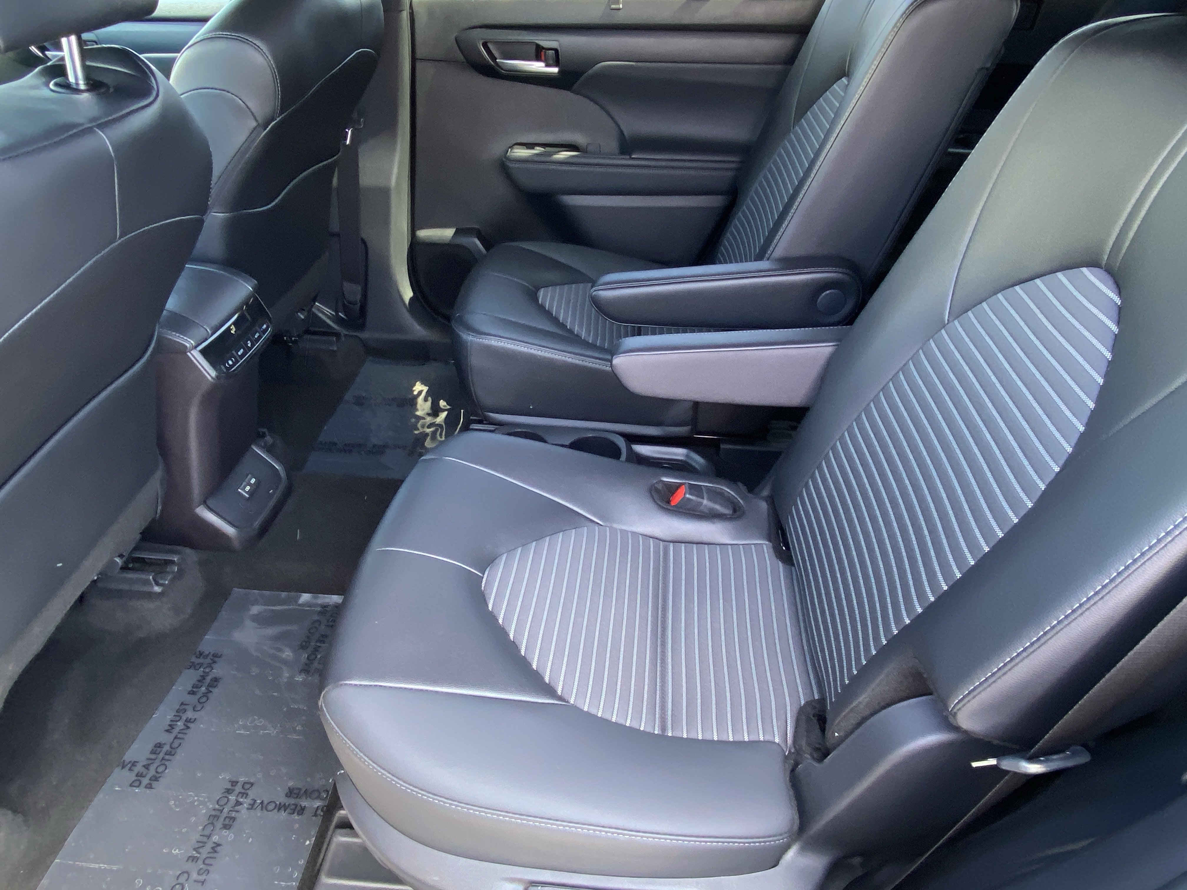 Used 2025 Toyota Highlander XSE AWD/4WD image 14