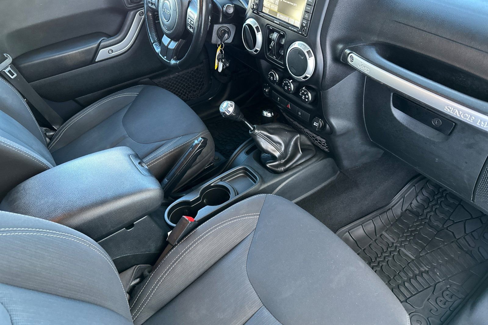 Used 2018 Jeep Wrangler Unlimited Rubicon w/ Connectivity Group image 16