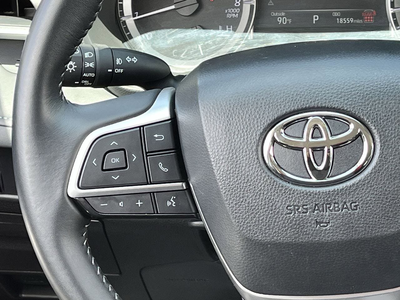 Used 2025 Toyota Highlander LE FWD image 12