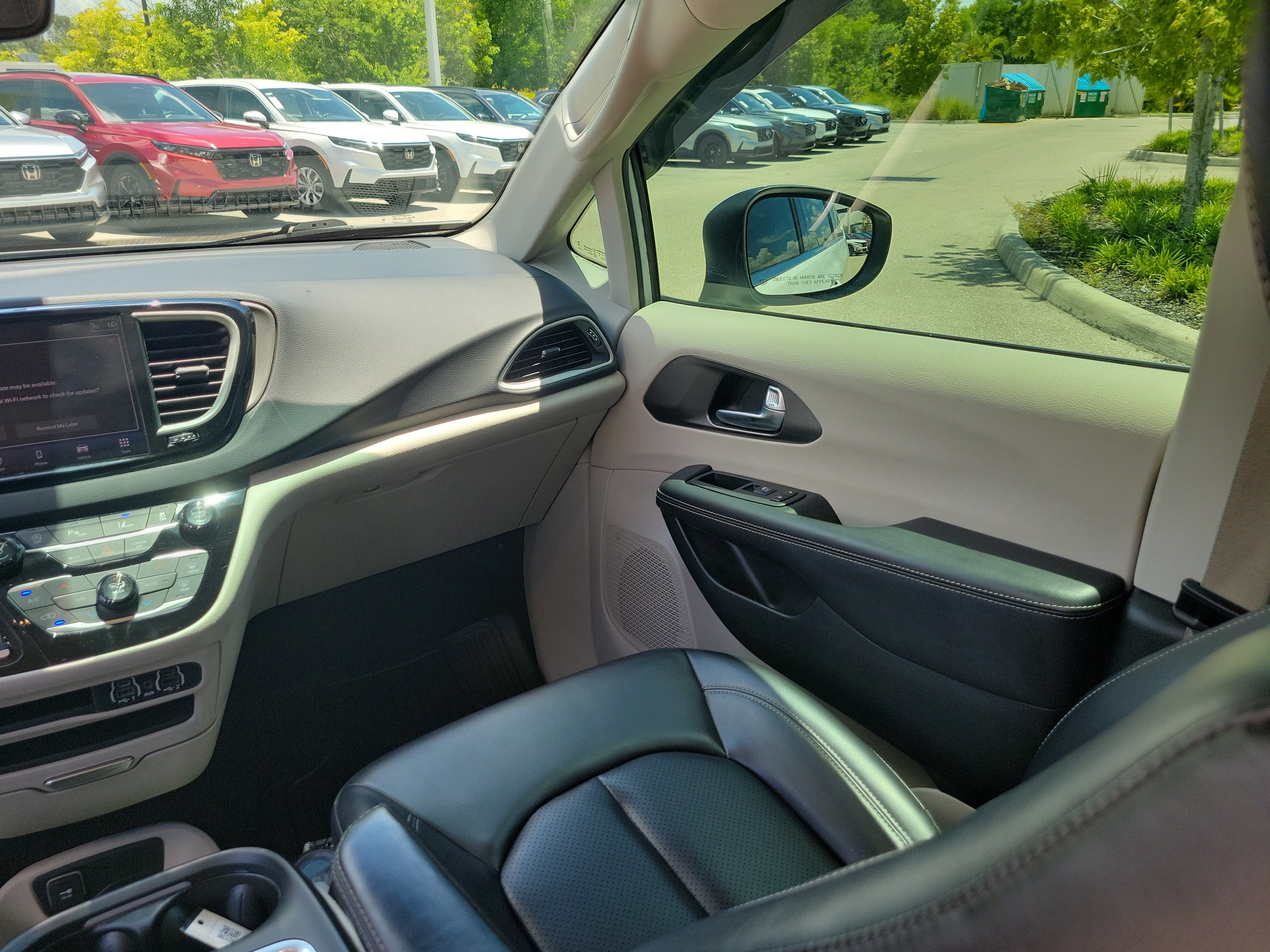 Used 2023 Chrysler Pacifica Touring-L FWD image 17