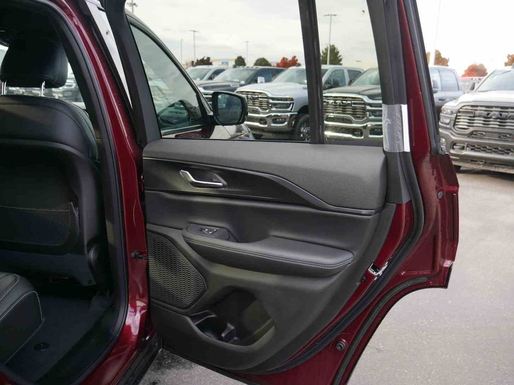 New 2025 Jeep Grand Cherokee Altitude image 20