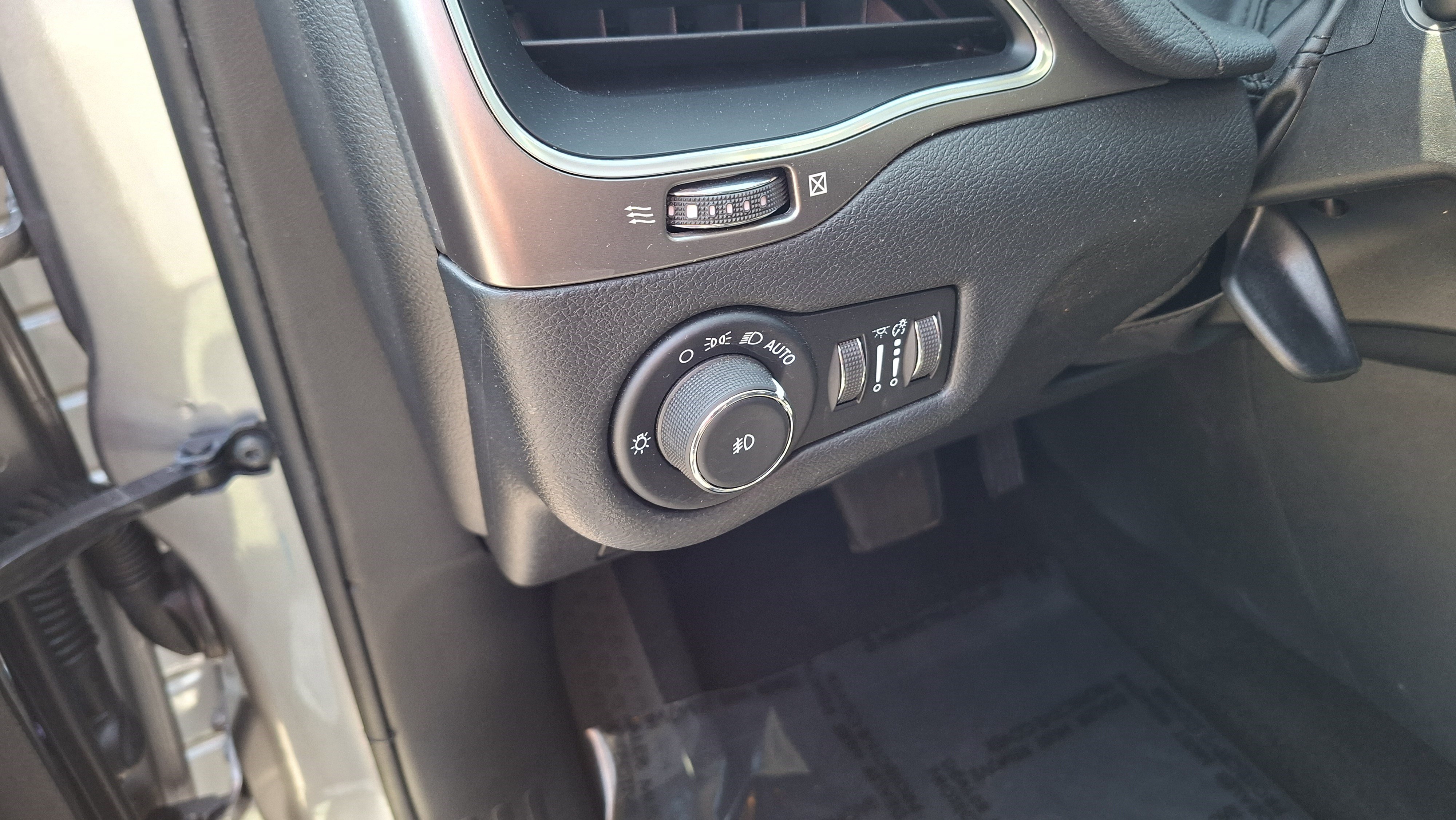 Used 2021 Jeep Cherokee Latitude Plus w/ Sun & Sound Group FWD image 10