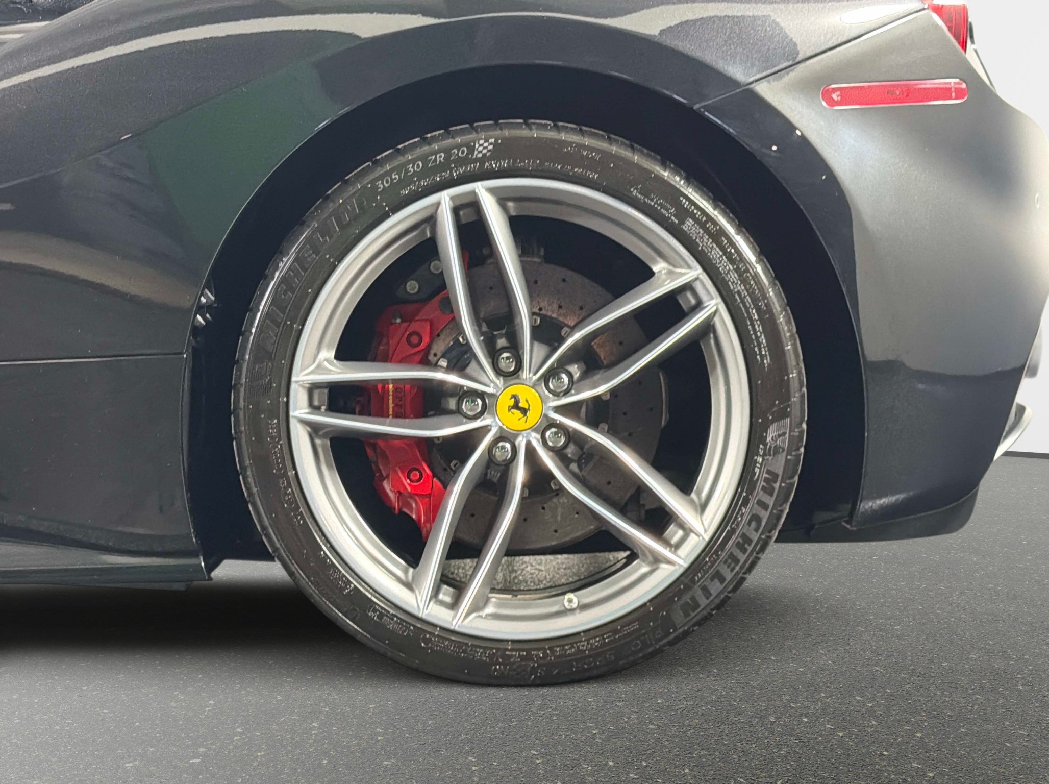 Used 2018 Ferrari 488 GTB RWD image 14