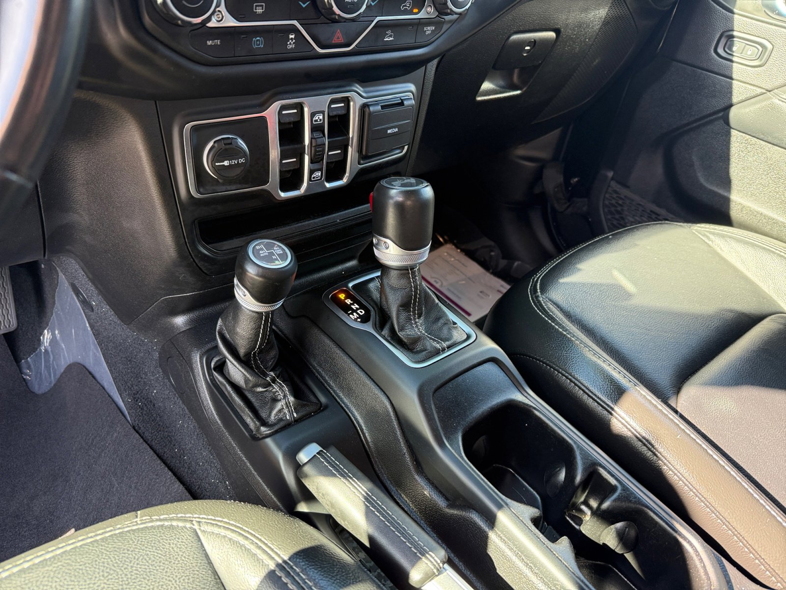 Used 2022 Jeep Wrangler Unlimited Sahara AWD/4WD image 13