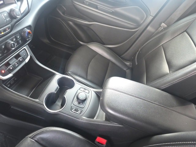 Used 2023 GMC Terrain SLT image 30