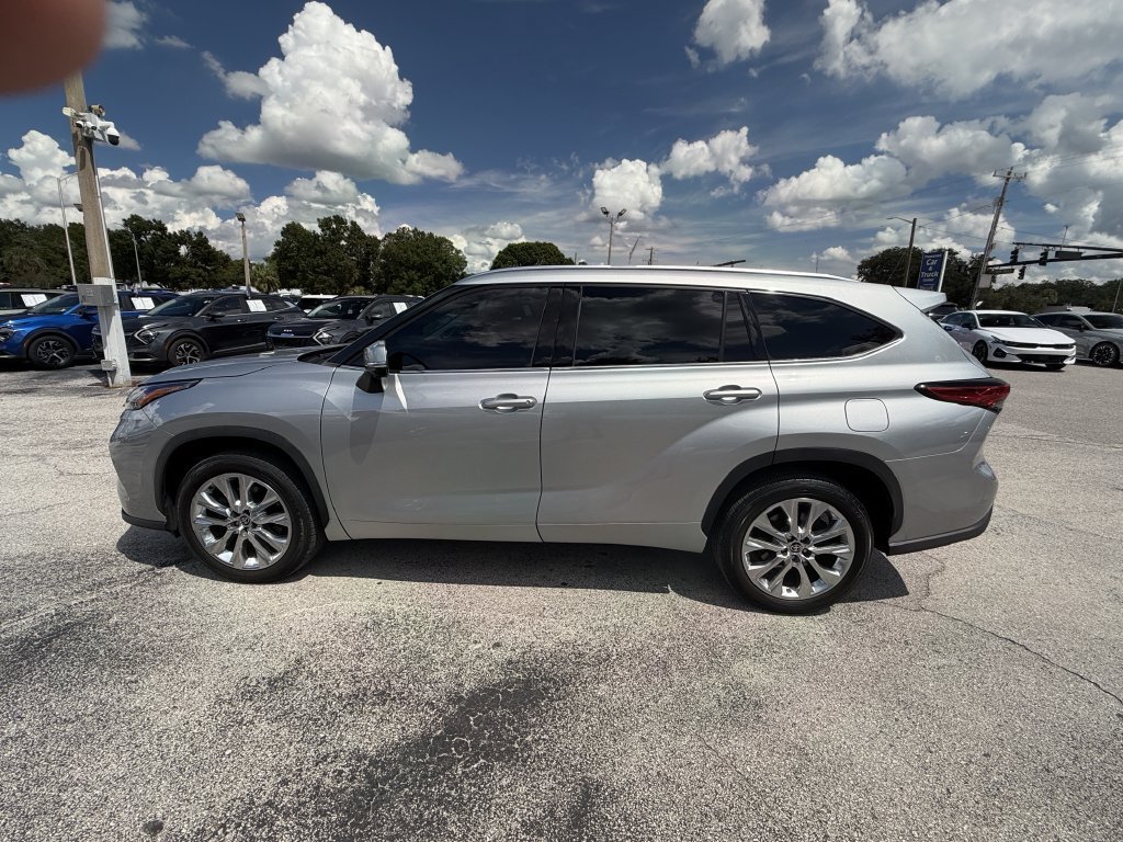 Used 2023 Toyota Highlander Limited FWD image 8