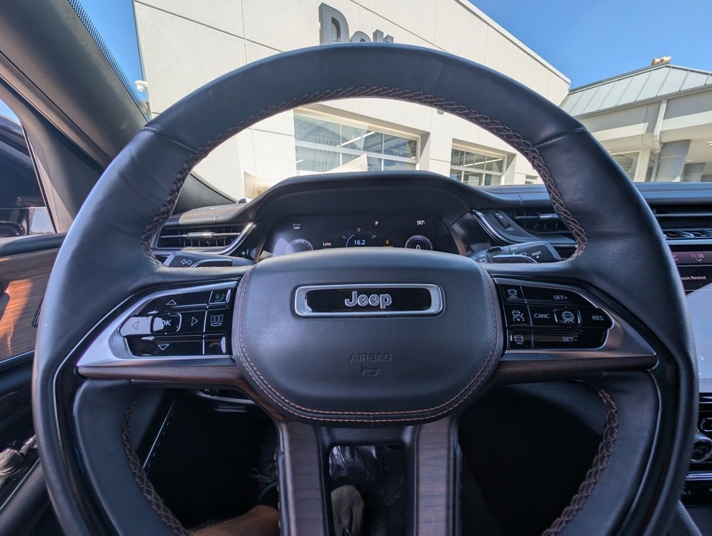 Used 2022 Jeep Grand Cherokee Summit w/ Luxury Tech Group V image 20