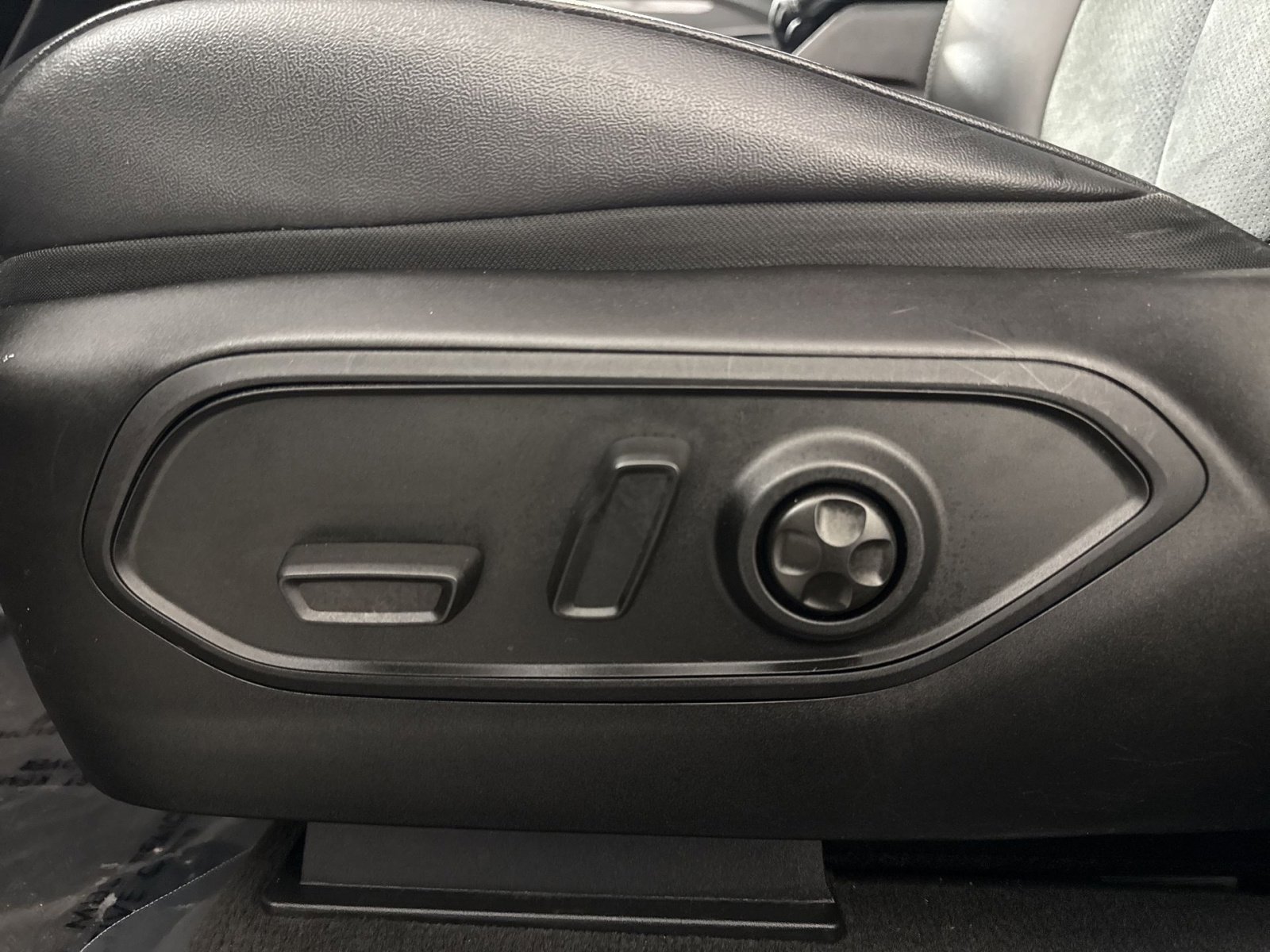 Used 2023 Jeep Grand Cherokee L Laredo image 14