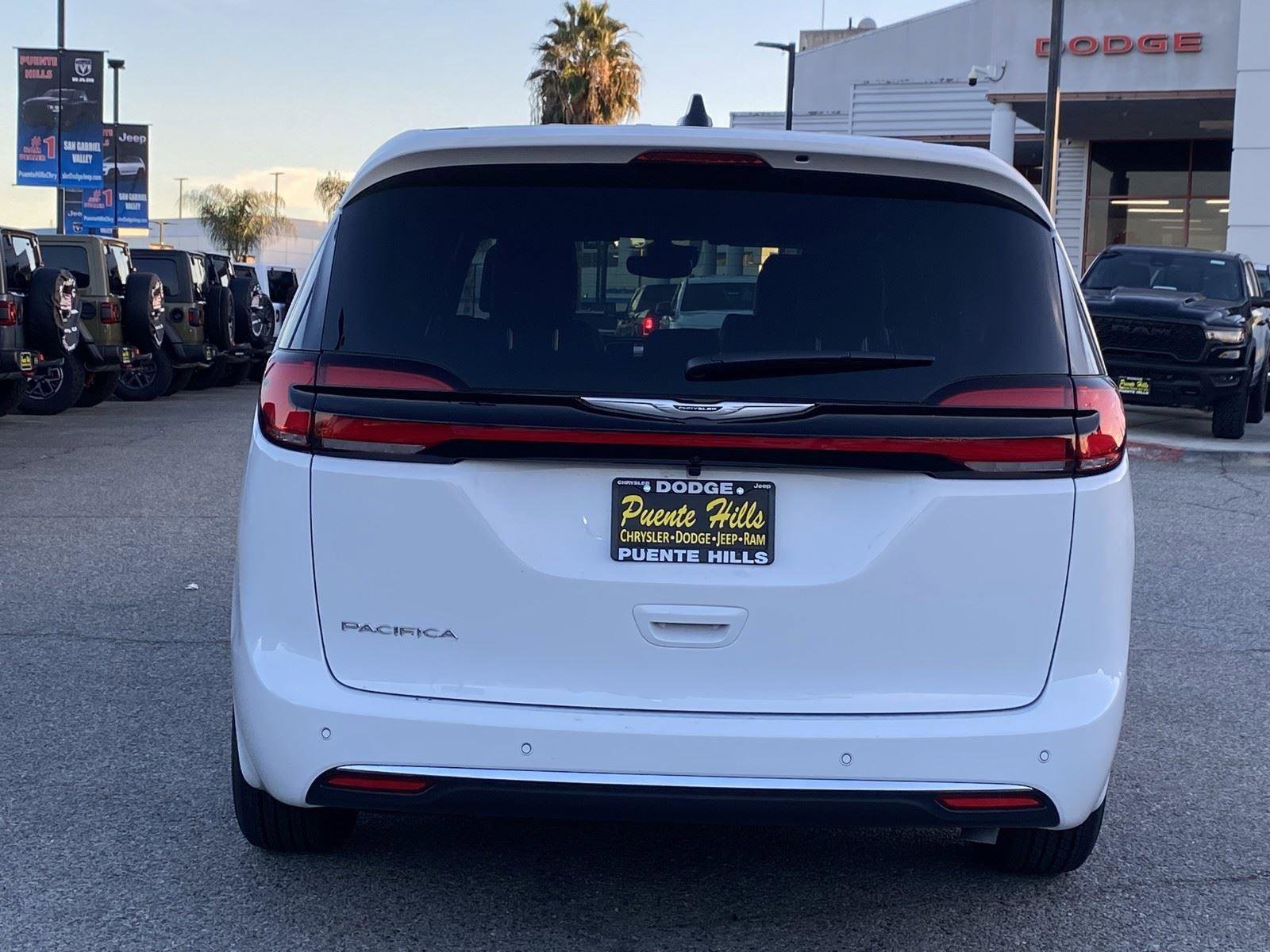 New 2026 Chrysler Pacifica Select FWD image 5