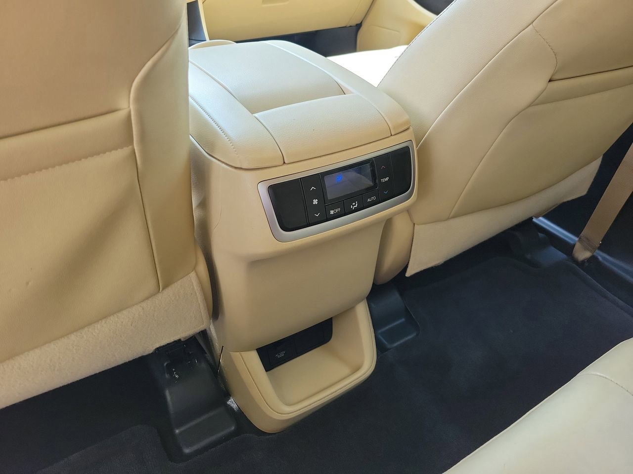 Used 2017 Toyota Highlander XLE image 12