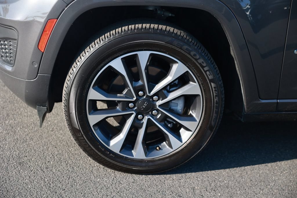 Used 2023 Jeep Grand Cherokee Overland w/ Advanced Protech Group III AWD/4WD image 12