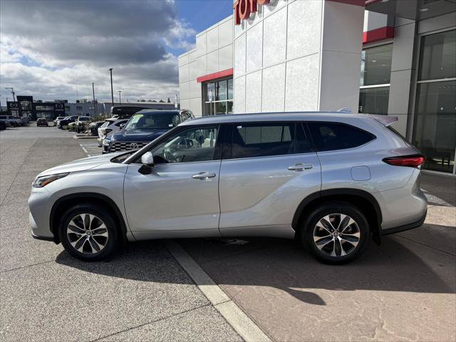Certified 2021 Toyota Highlander XLE AWD/4WD image 4