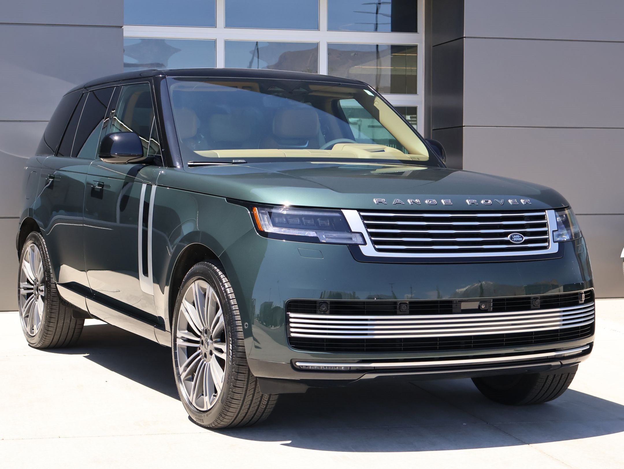 Certified 2025 Land Rover Range Rover SV AWD/4WD image 3