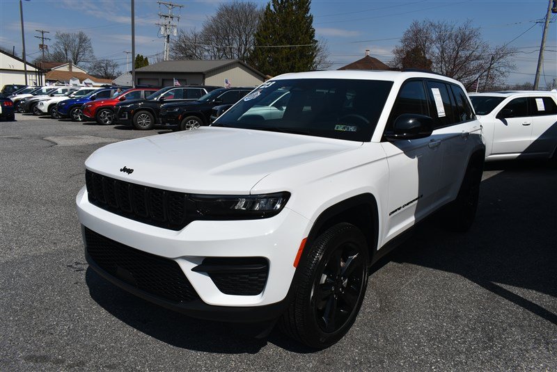 Used 2023 Jeep Grand Cherokee Altitude AWD/4WD image 7