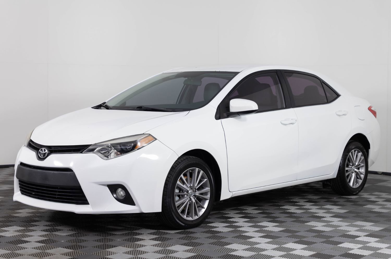 Used 2015 Toyota Corolla LE FWD image 1