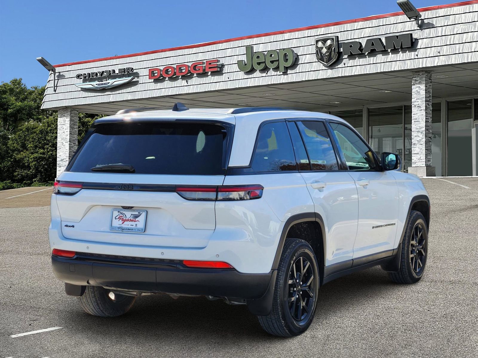 Used 2024 Jeep Grand Cherokee Altitude image 5