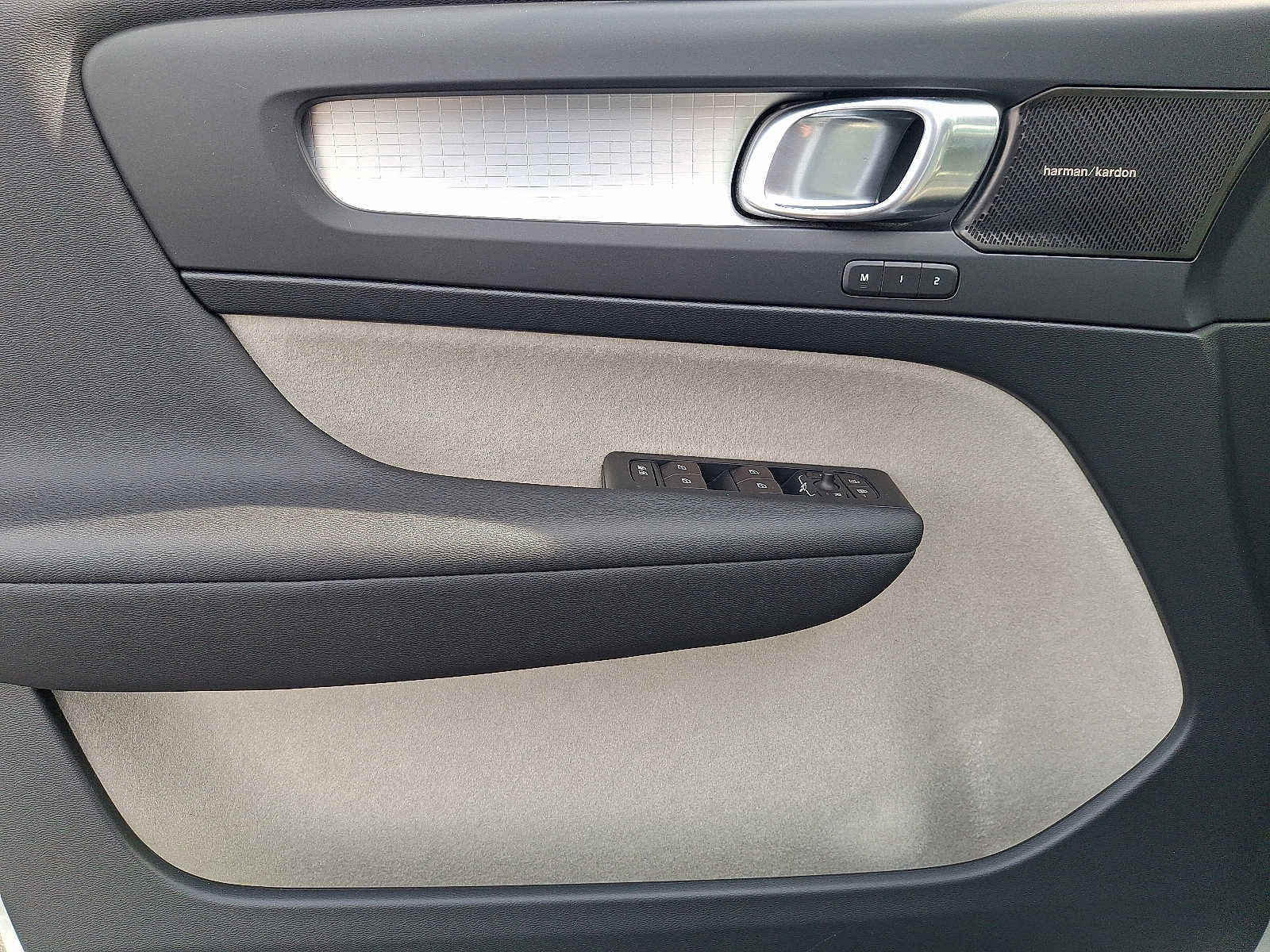 Used 2019 Volvo XC40 T5 Momentum image 12