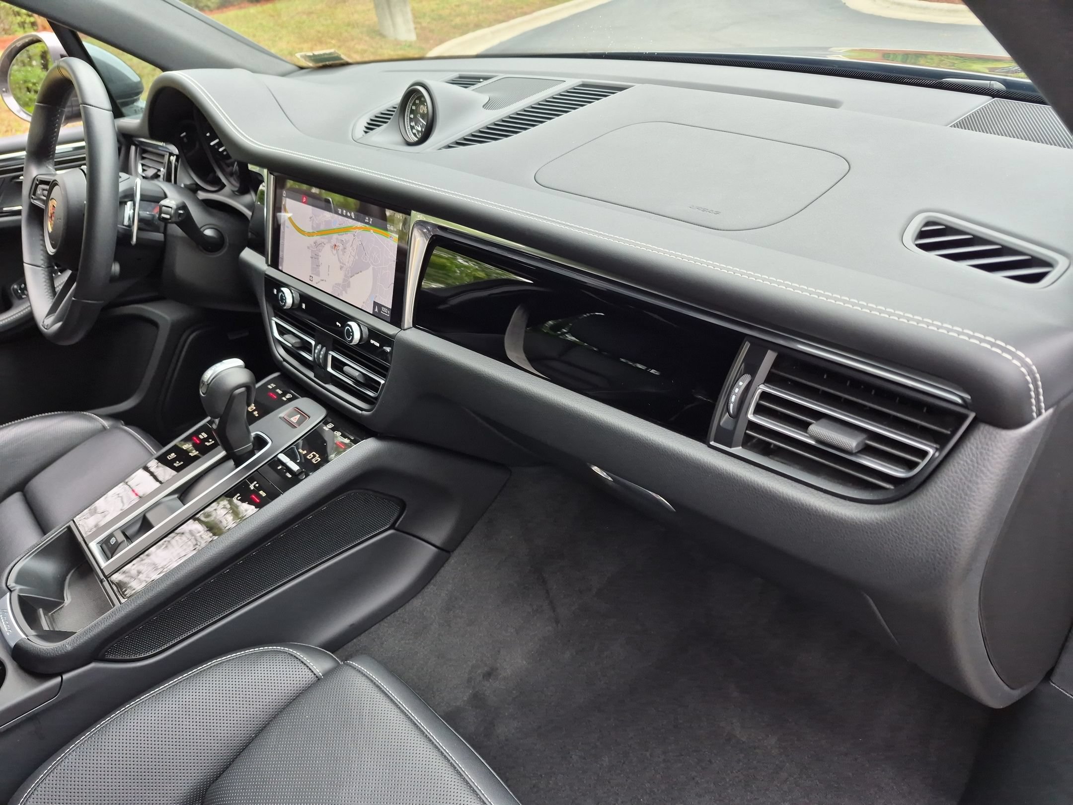 Certified 2025 Porsche Macan Turbo AWD/4WD image 19