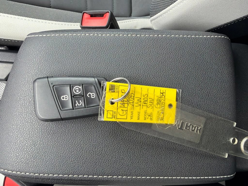 Used 2025 Volkswagen Taos SE AWD/4WD image 36