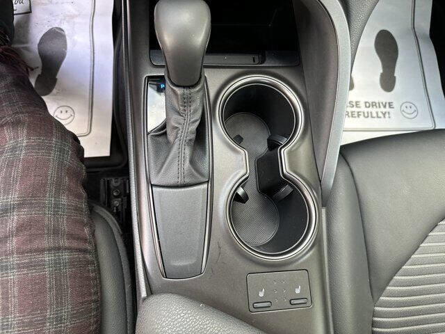 Used 2021 Toyota Camry SE w/ Cold Weather Package image 25