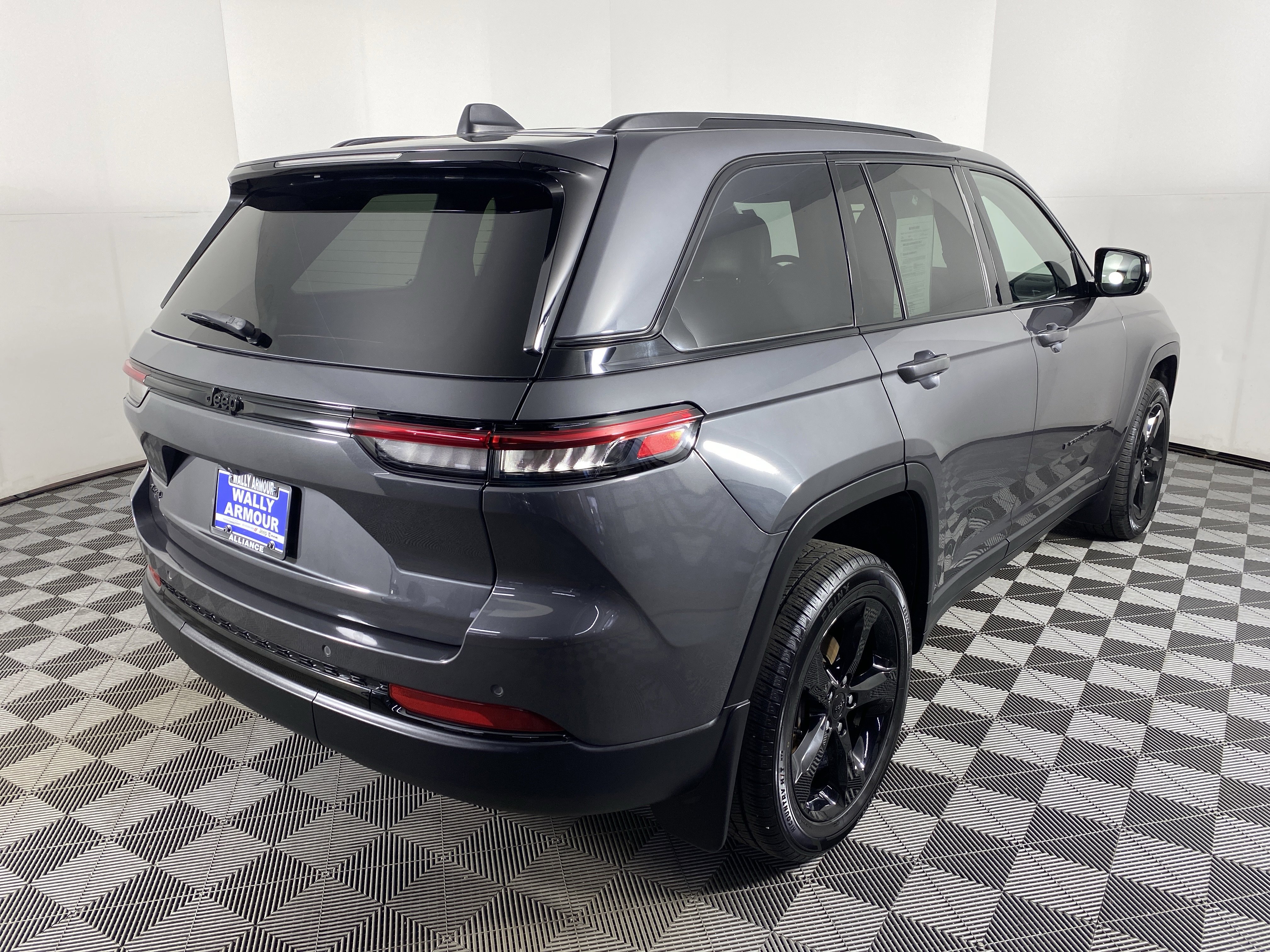 Used 2023 Jeep Grand Cherokee Altitude image 8