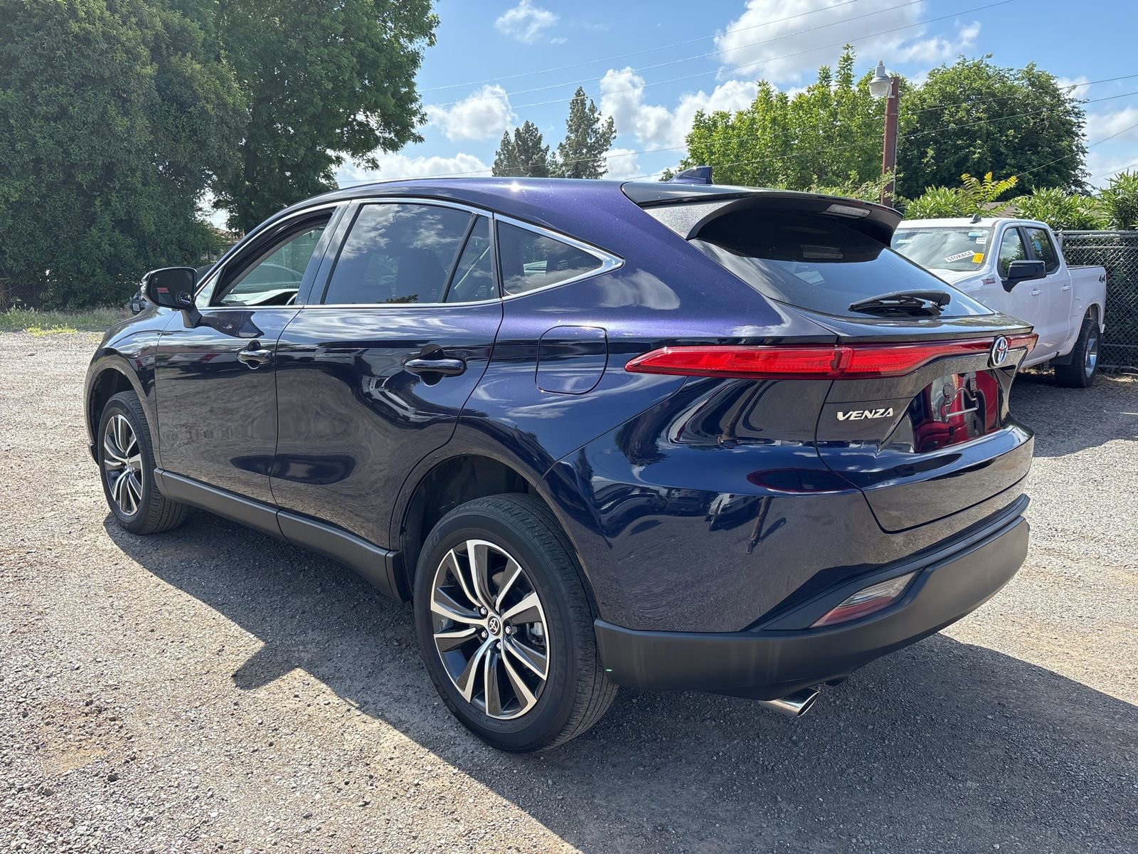 Used 2024 Toyota Venza LE AWD/4WD image 3