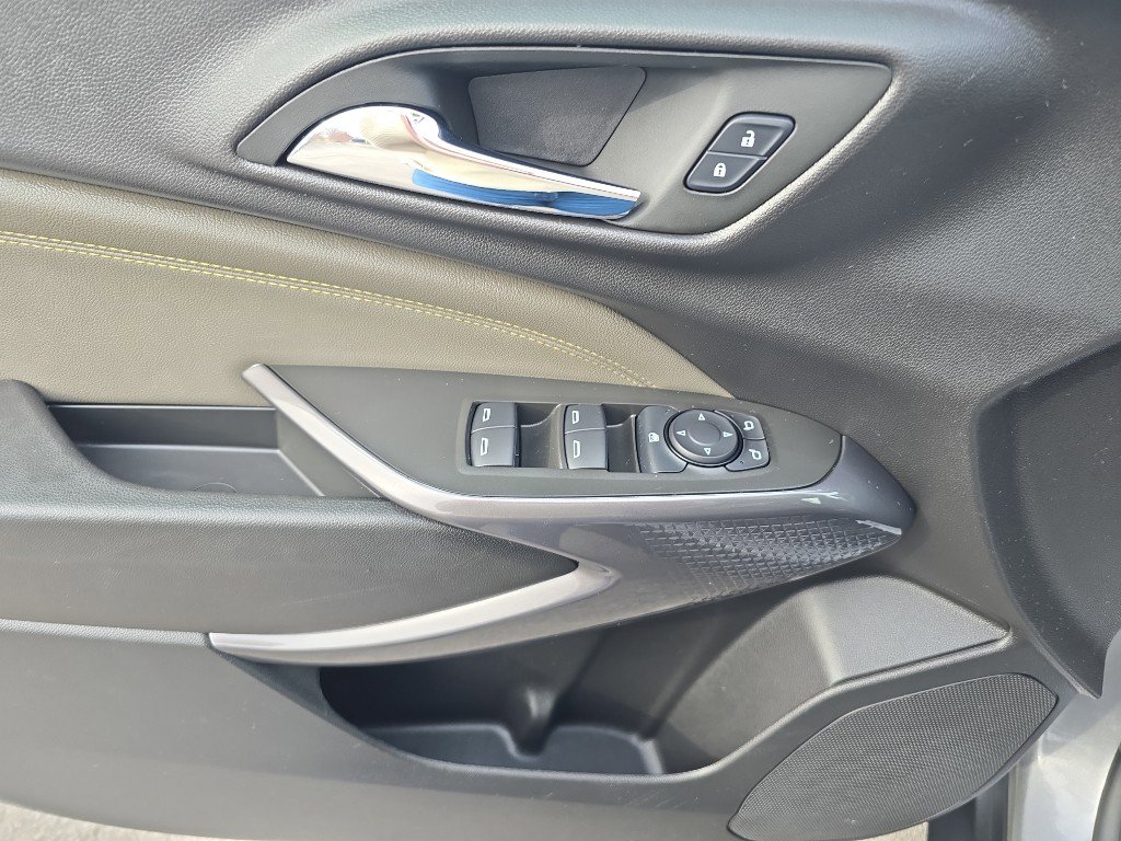 Used 2025 Chevrolet Trax ACTIV w/ Sunroof Package image 19