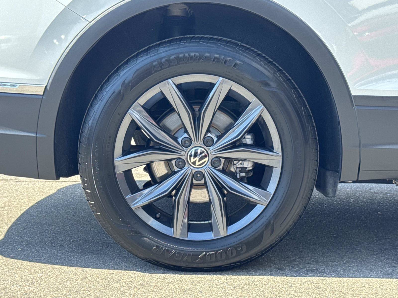 Certified 2023 Volkswagen Tiguan SE FWD image 34