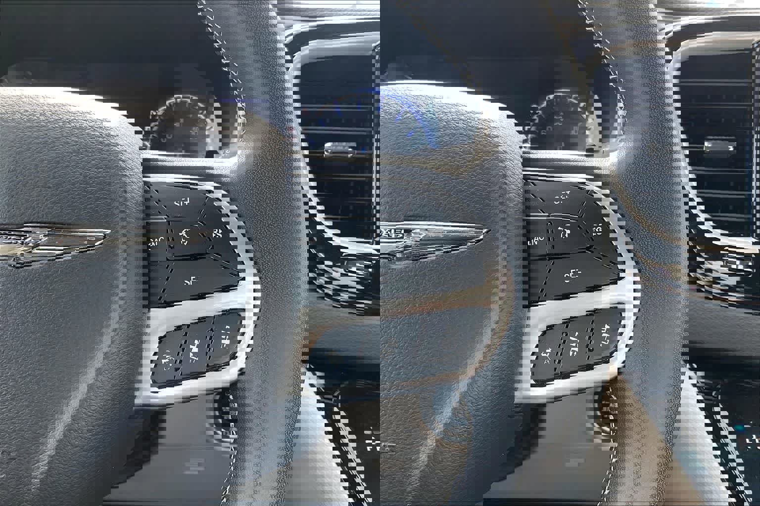 Used 2023 Chrysler Pacifica Touring-L image 25