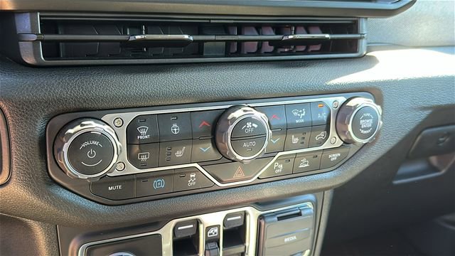 Used 2024 Jeep Wrangler Unlimited image 19