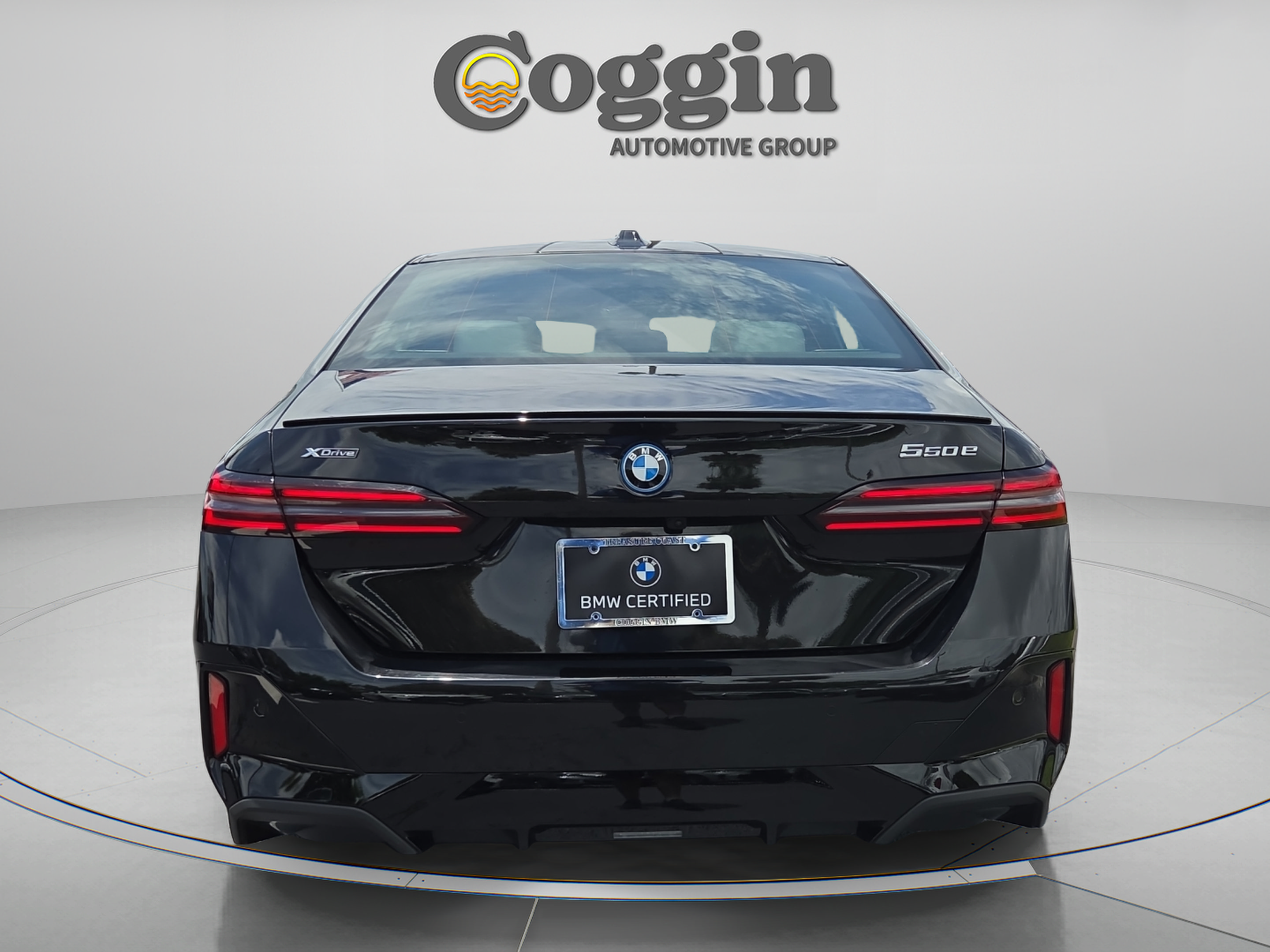 Used 2025 BMW 550e xDrive w/ Premium Package AWD/4WD image 4