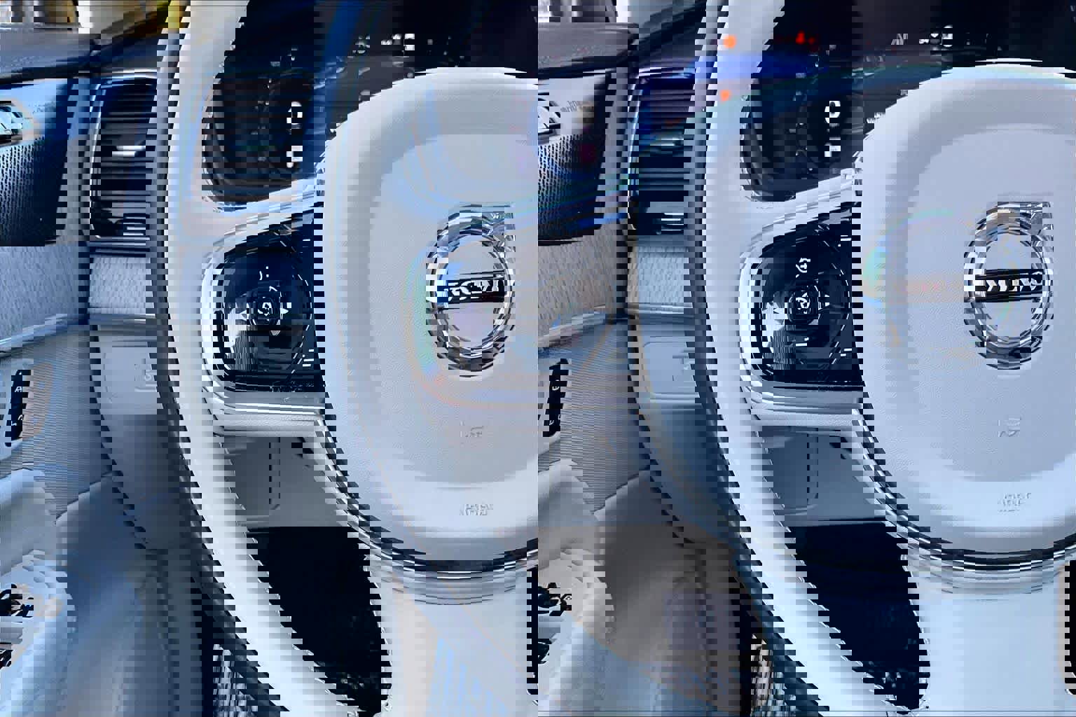 Certified 2024 Volvo XC90 B6 Ultimate w/ Protection Package Premier image 23