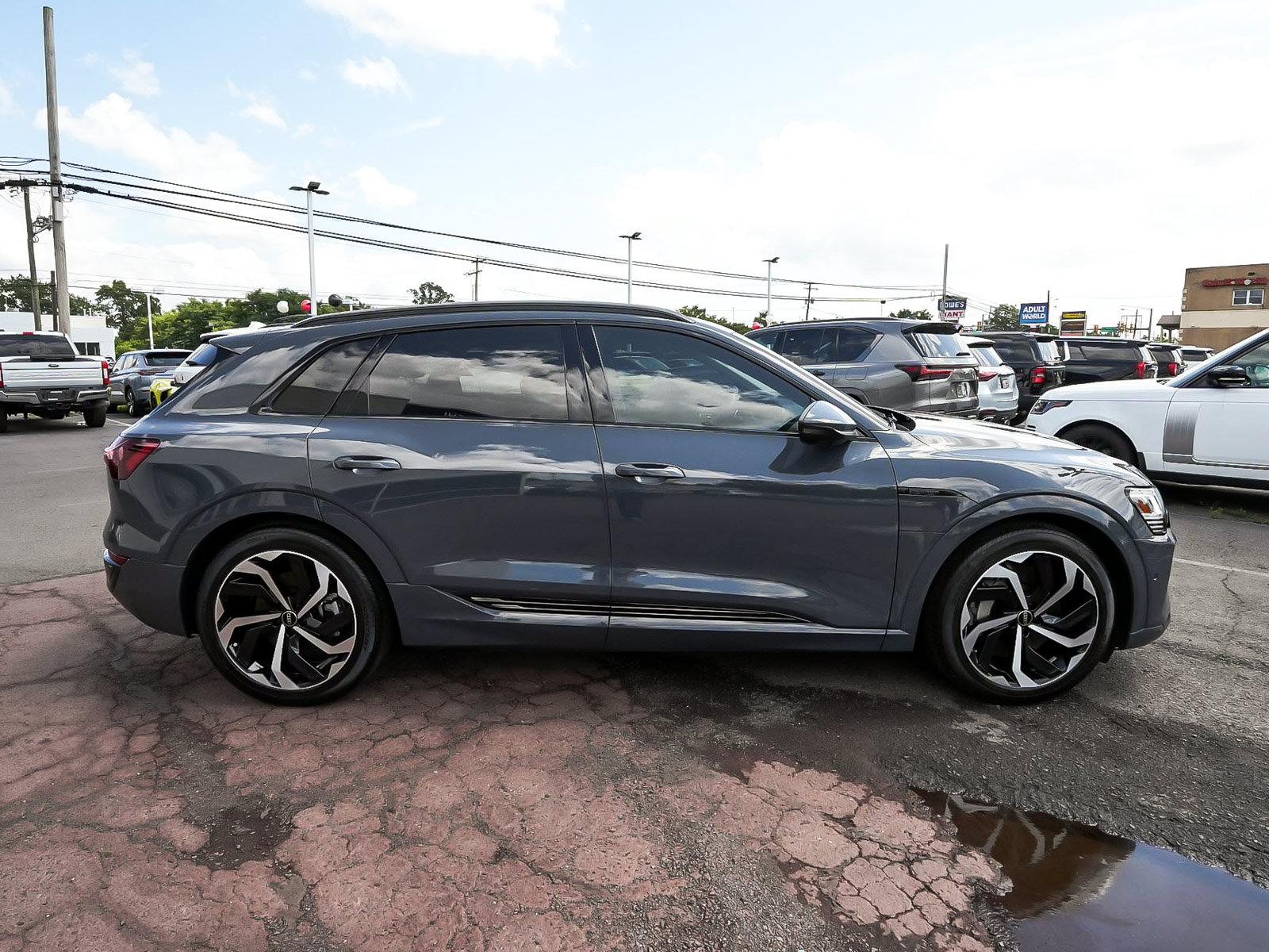 Used 2024 Audi Q8 e-tron Premium Plus w/ Premium Plus Package AWD/4WD image 7