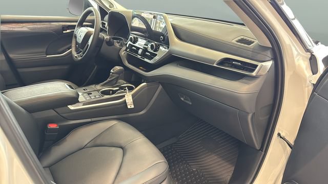 Used 2026 Toyota Highlander Platinum AWD/4WD image 25