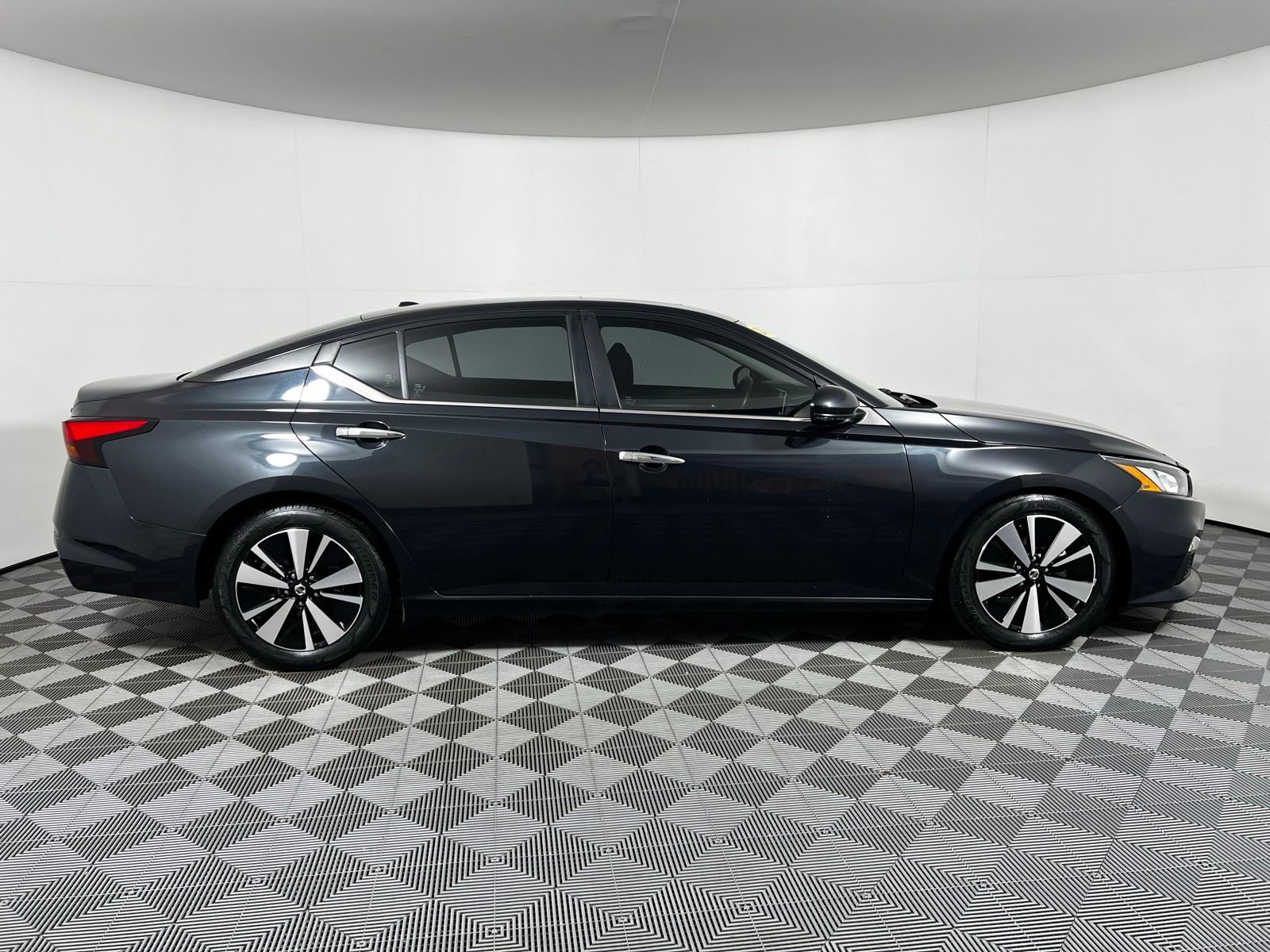 Used 2022 Nissan Altima 2.5 SV w/ SV Premium Package FWD image 4
