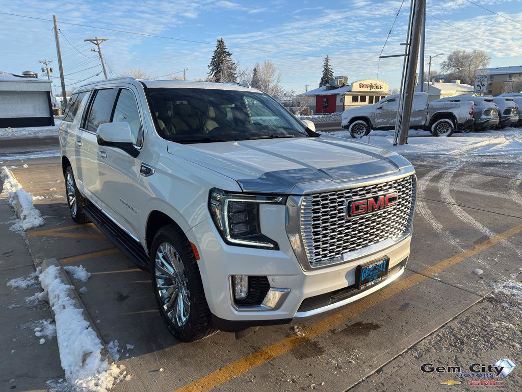 Used 2023 GMC Yukon XL Denali image 4