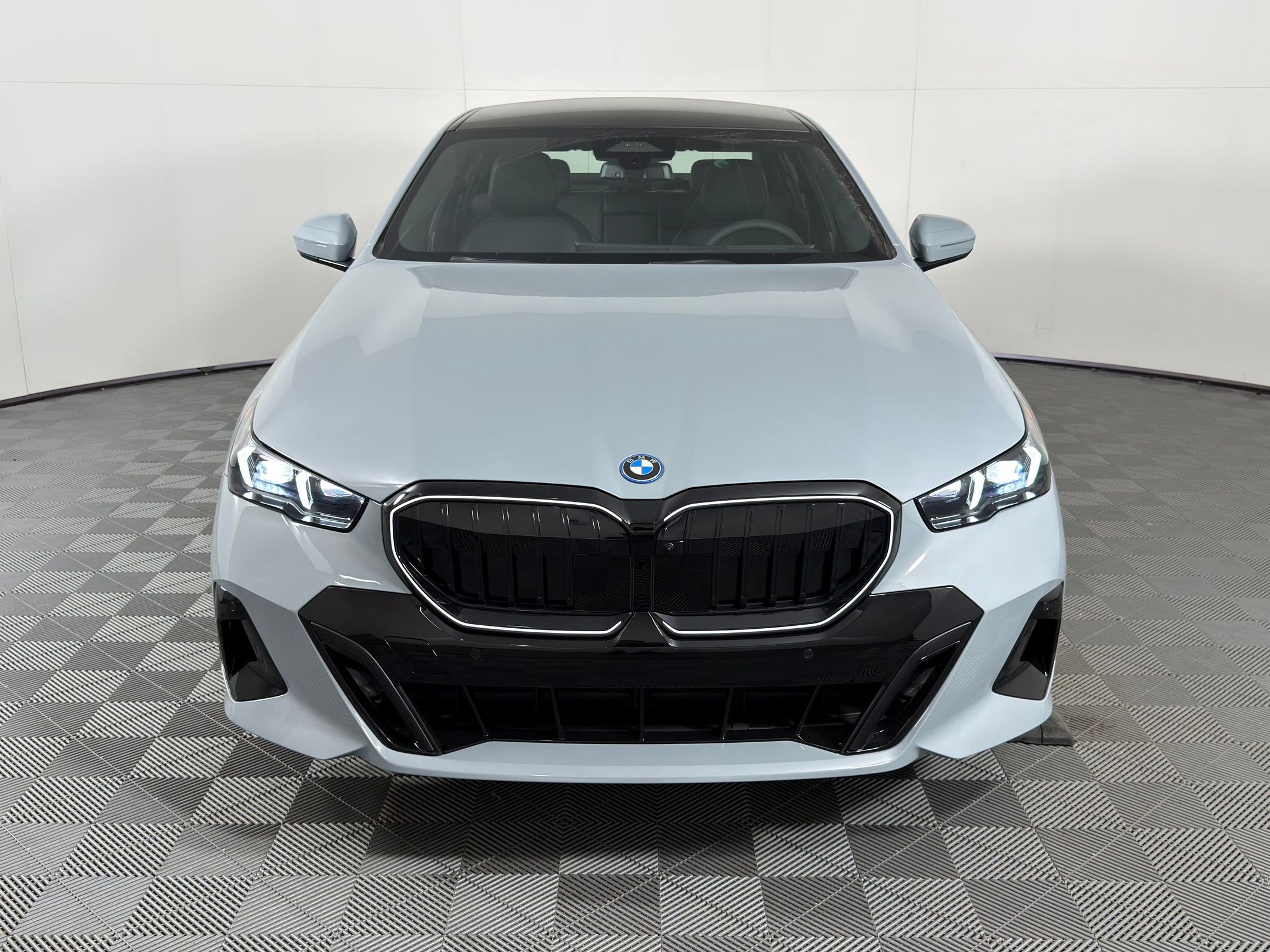 New 2026 BMW 550e xDrive w/ Executive Package image 5