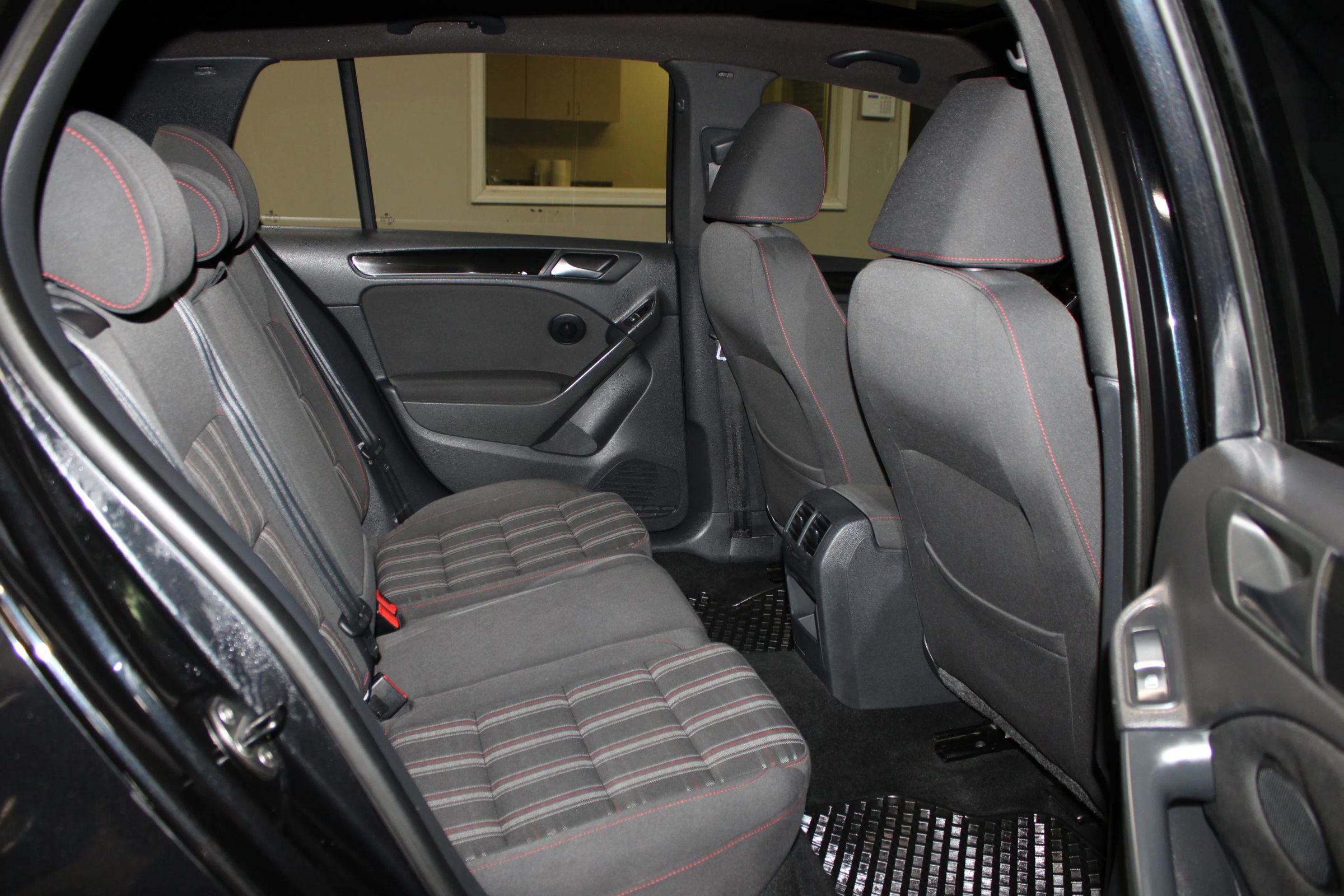 Used 2011 Volkswagen Golf 4-Door FWD image 29