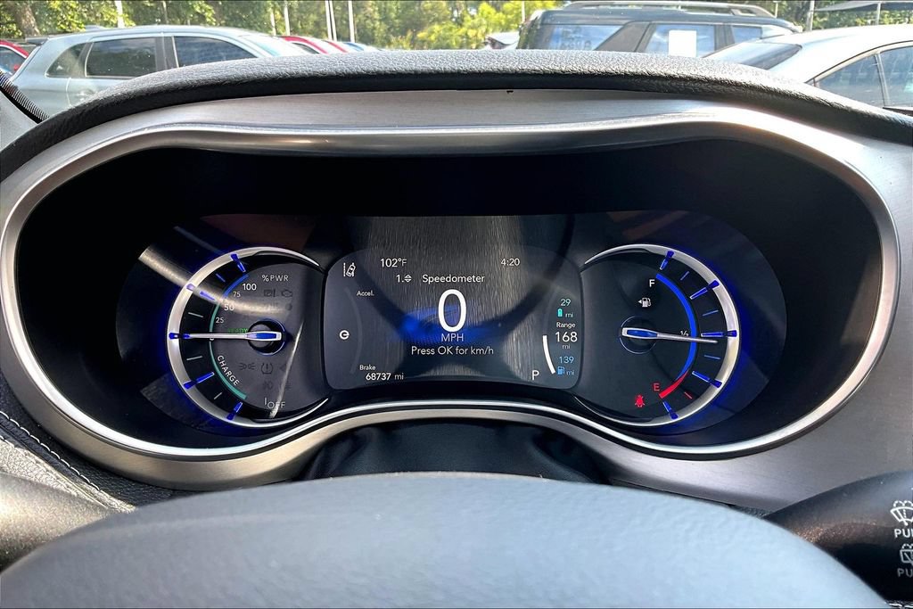Used 2024 Chrysler Pacifica Premium FWD image 13
