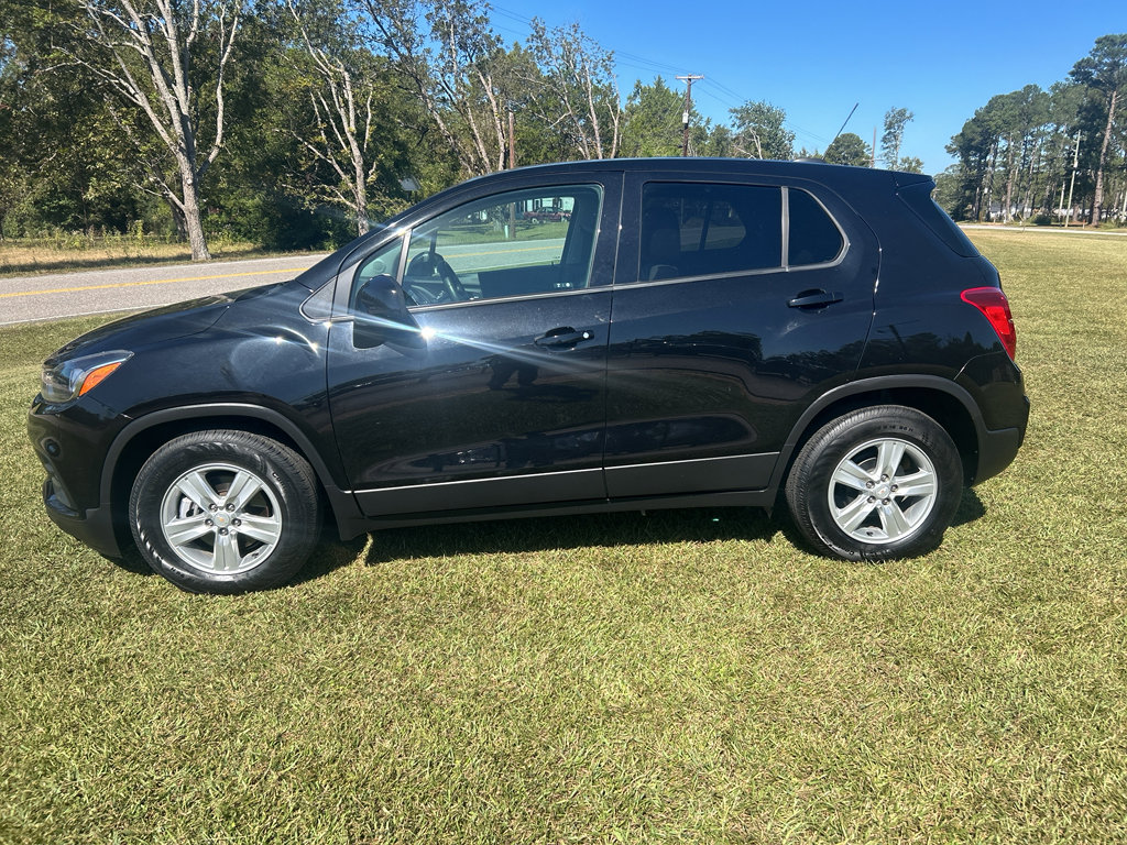 Used 2022 Chevrolet Trax LS w/ Tint and Cruise Package image 8