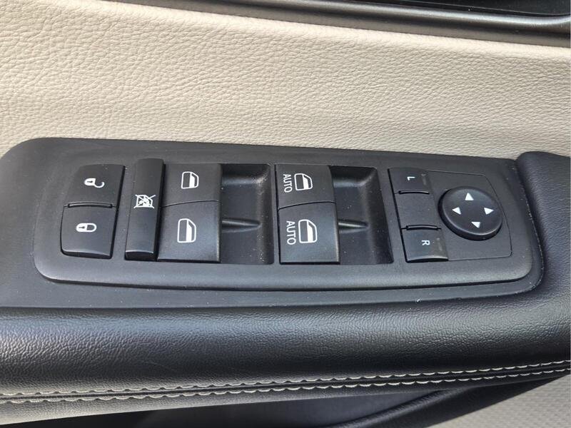 Used 2023 Chrysler Pacifica Touring-L FWD image 25