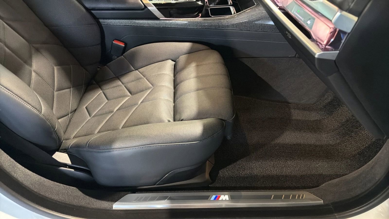 Used 2023 BMW 760i xDrive w/ Executive Package AWD/4WD image 30