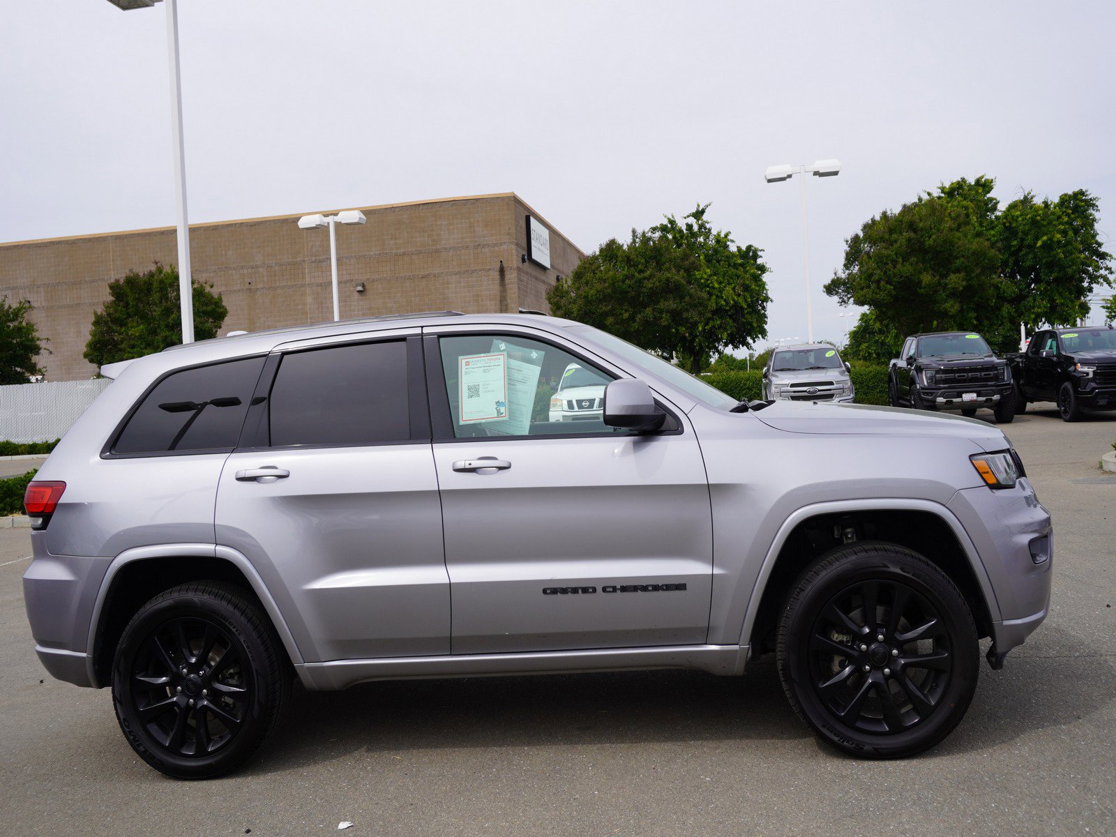 Used 2017 Jeep Grand Cherokee Altitude image 4
