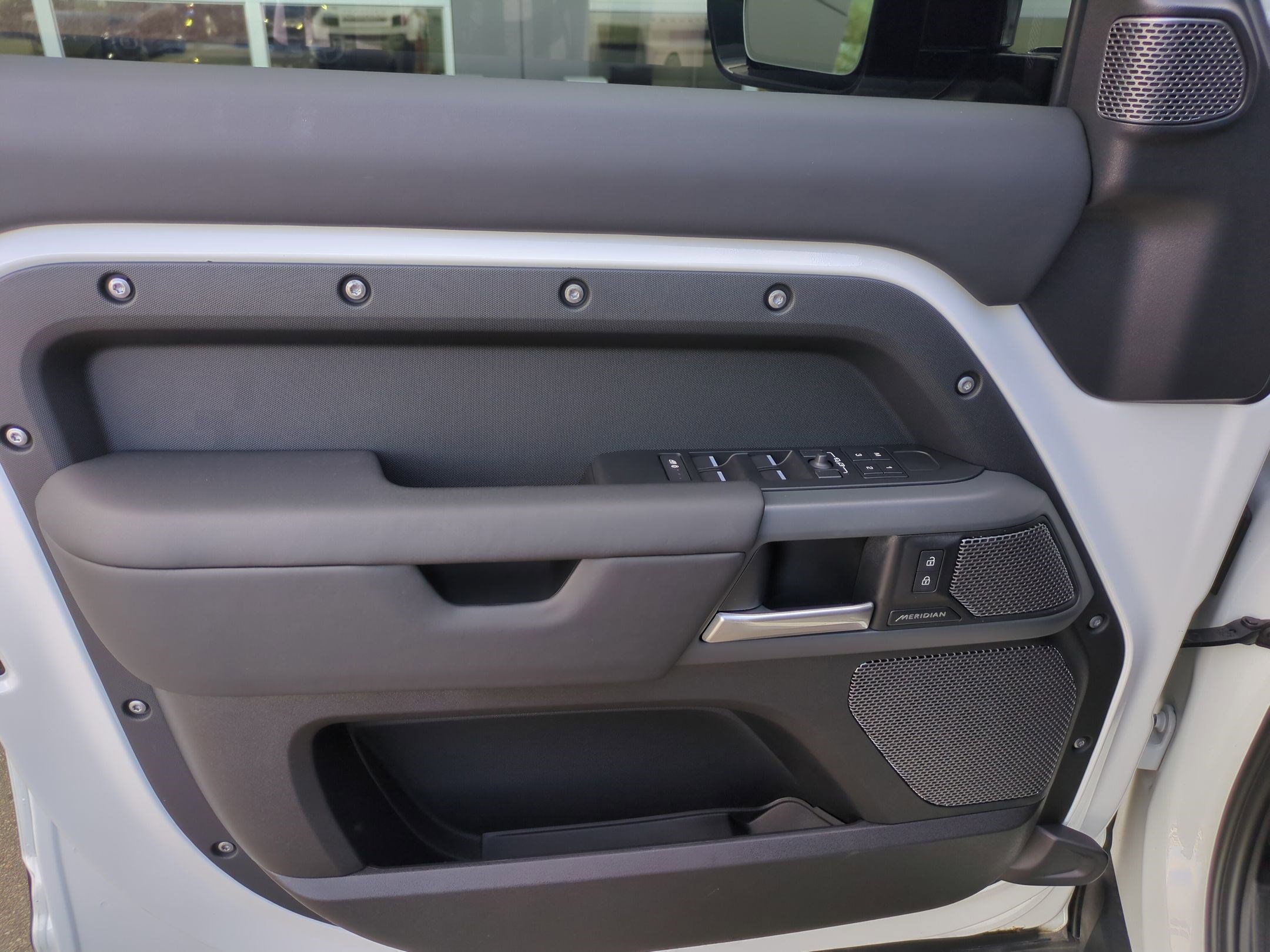 Used 2024 Land Rover Defender 110 X-Dynamic SE image 12